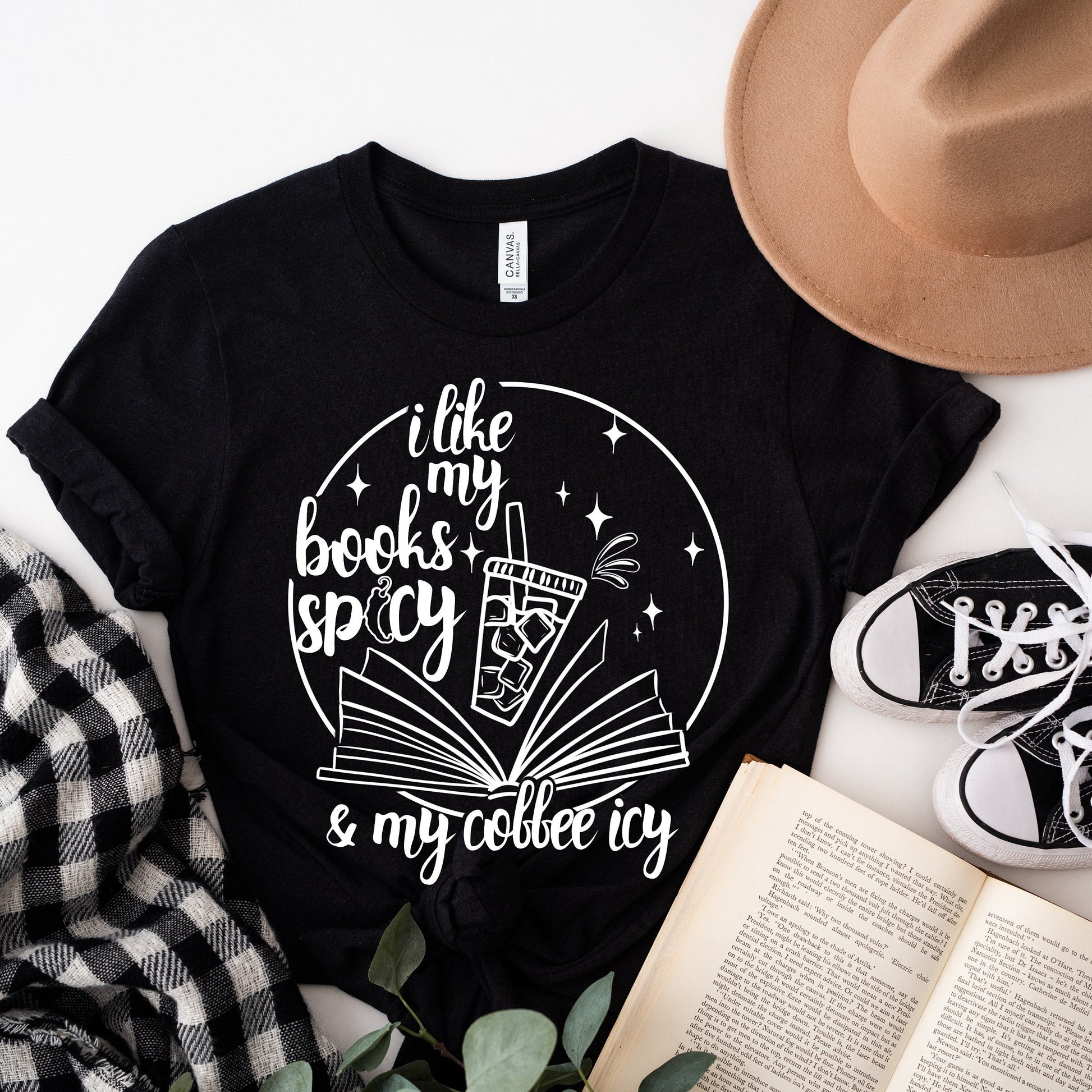 I like my books spicy and coffee icy - T-shirt | bookish | reader | bookish gifts | apparel | coffee | booktok | bookstagram